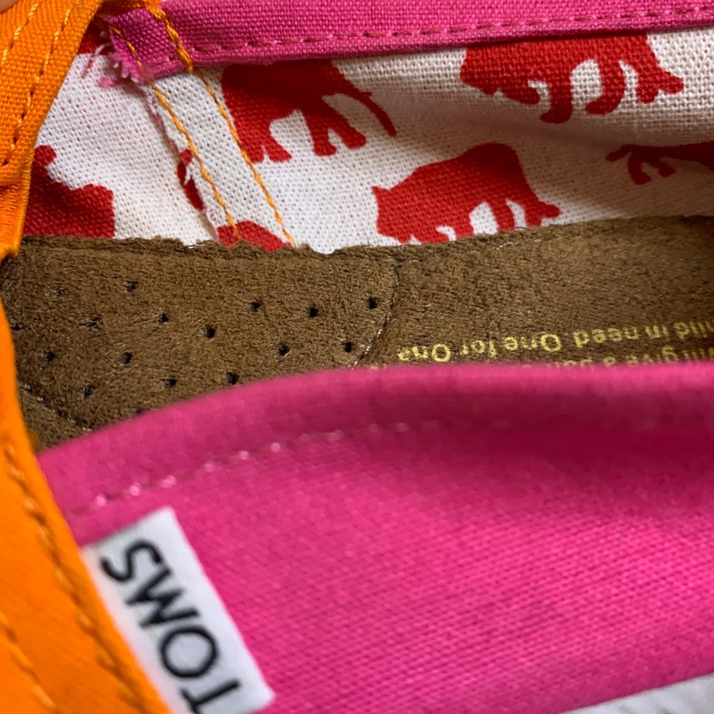 *SOLD* TOMS slip on shoes NWT - Picture 6 of 8